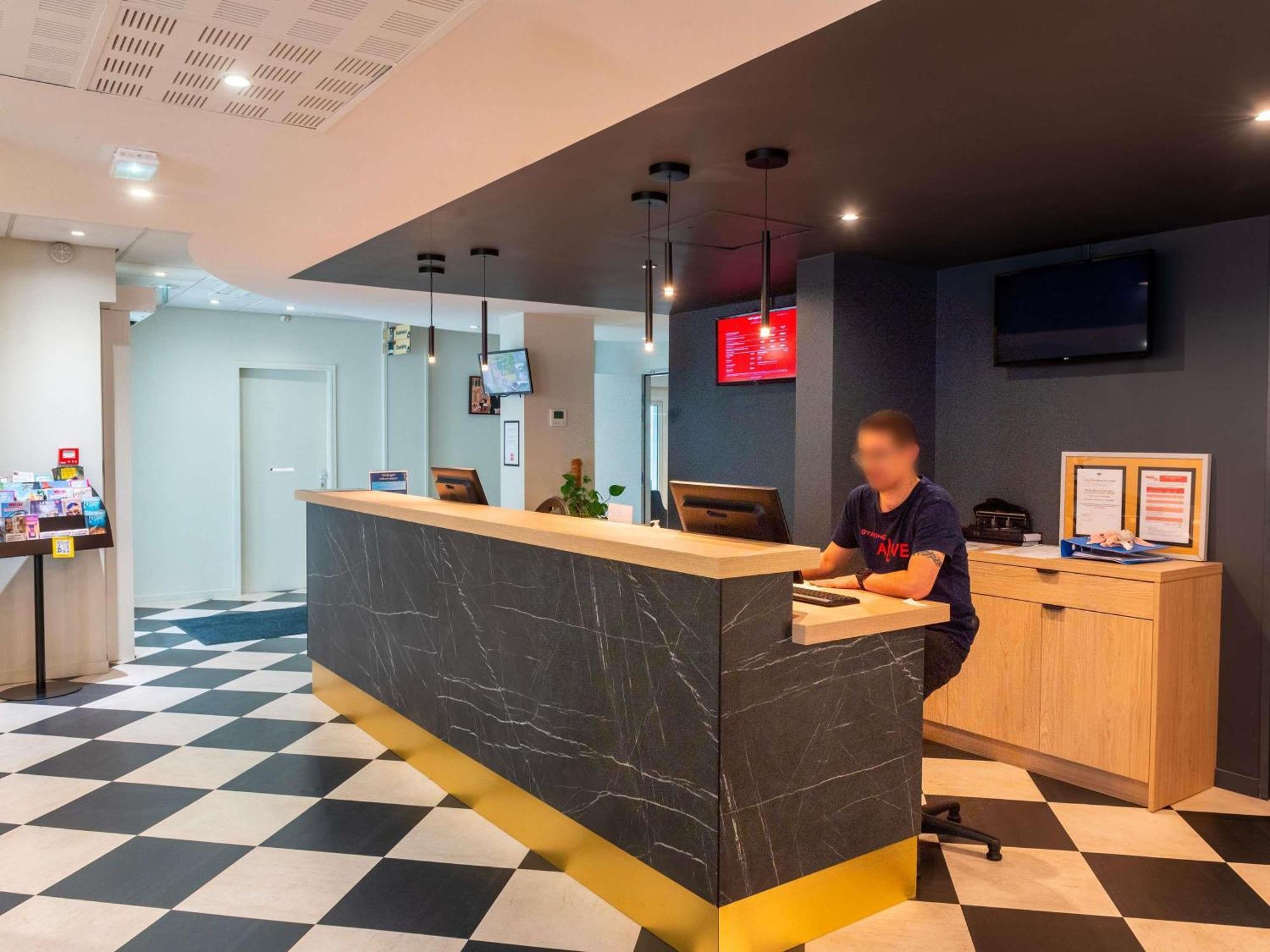 ホテル Ibis Lyon Est ブロン エクステリア 写真
